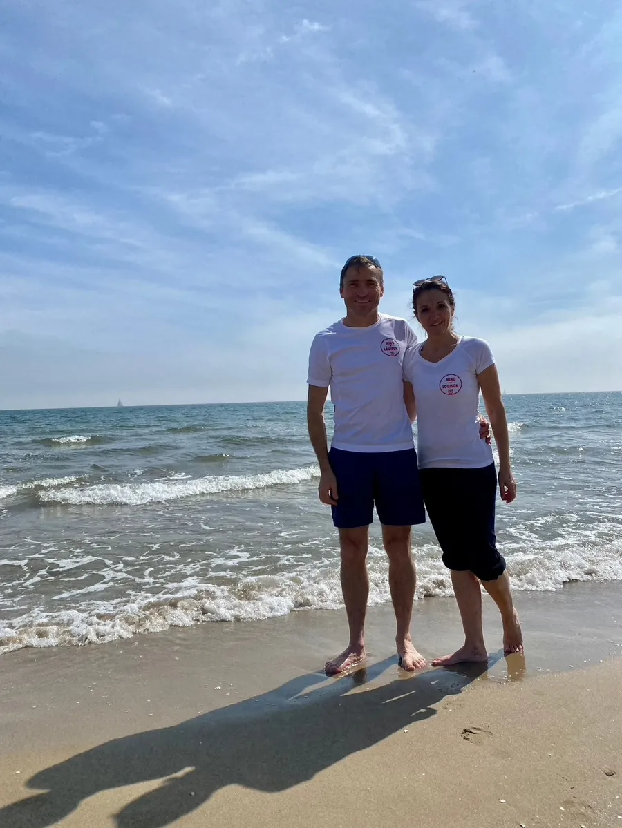 Laure et David Perche, fondateurs de 7e SENS, sur une plage