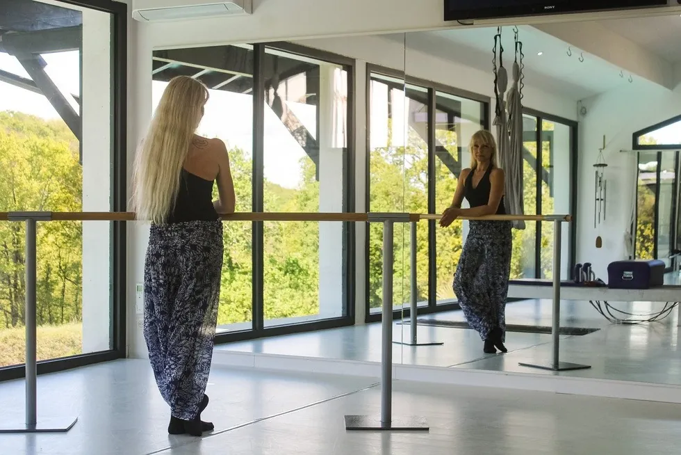 Laurence Lanté dans sa salle de yoga aérien